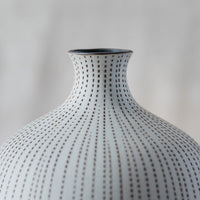 Vase en gourde blanche avec lignes pointillées marron